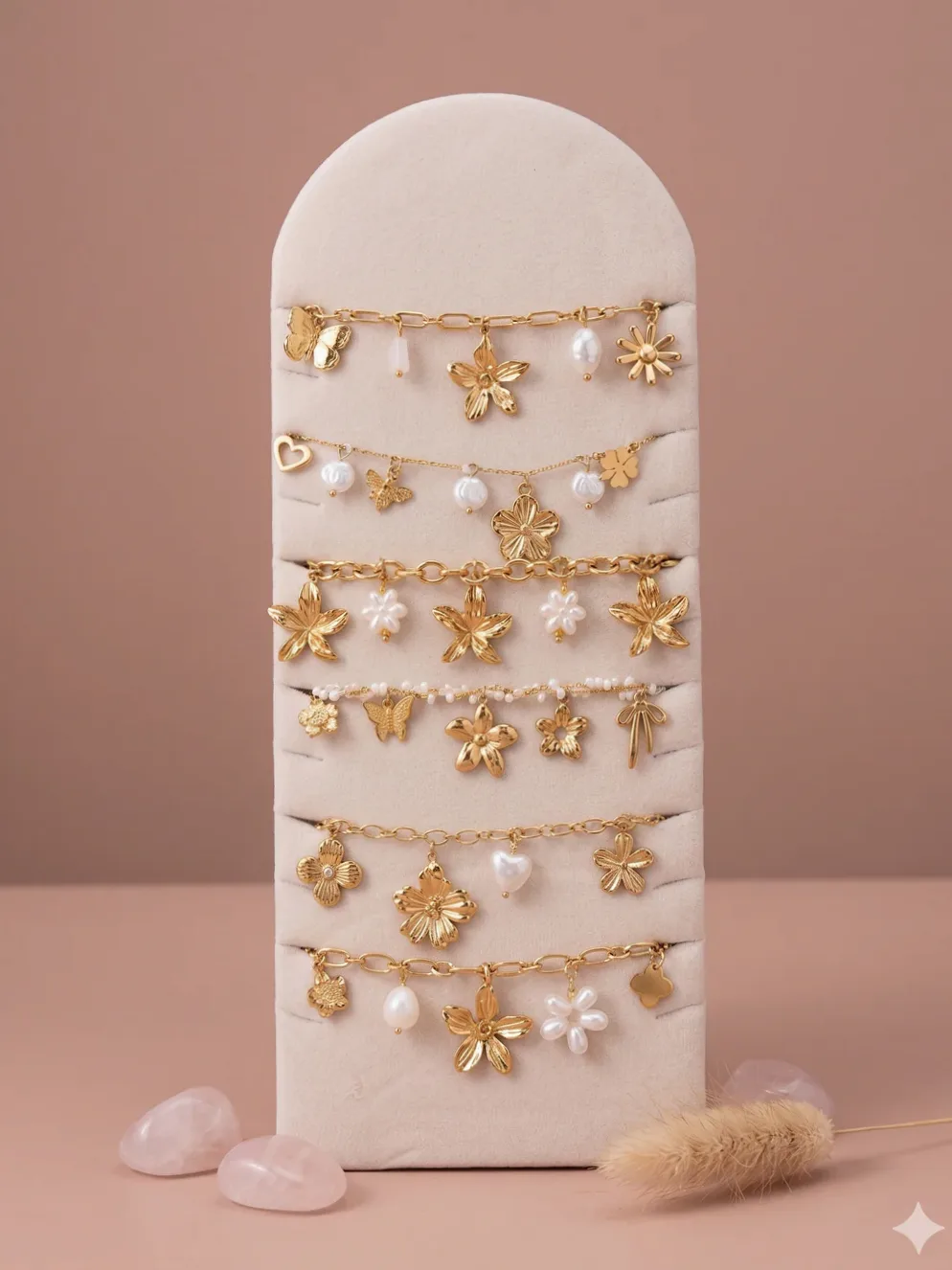 Kit 6 pulseiras colares tema flores brancas usado no pulso