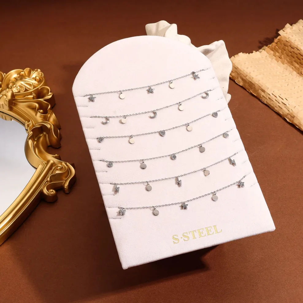 Detalhe do material e do acabamento — Conjunto 6 colares correntes finas douradas com pendentes e strass
