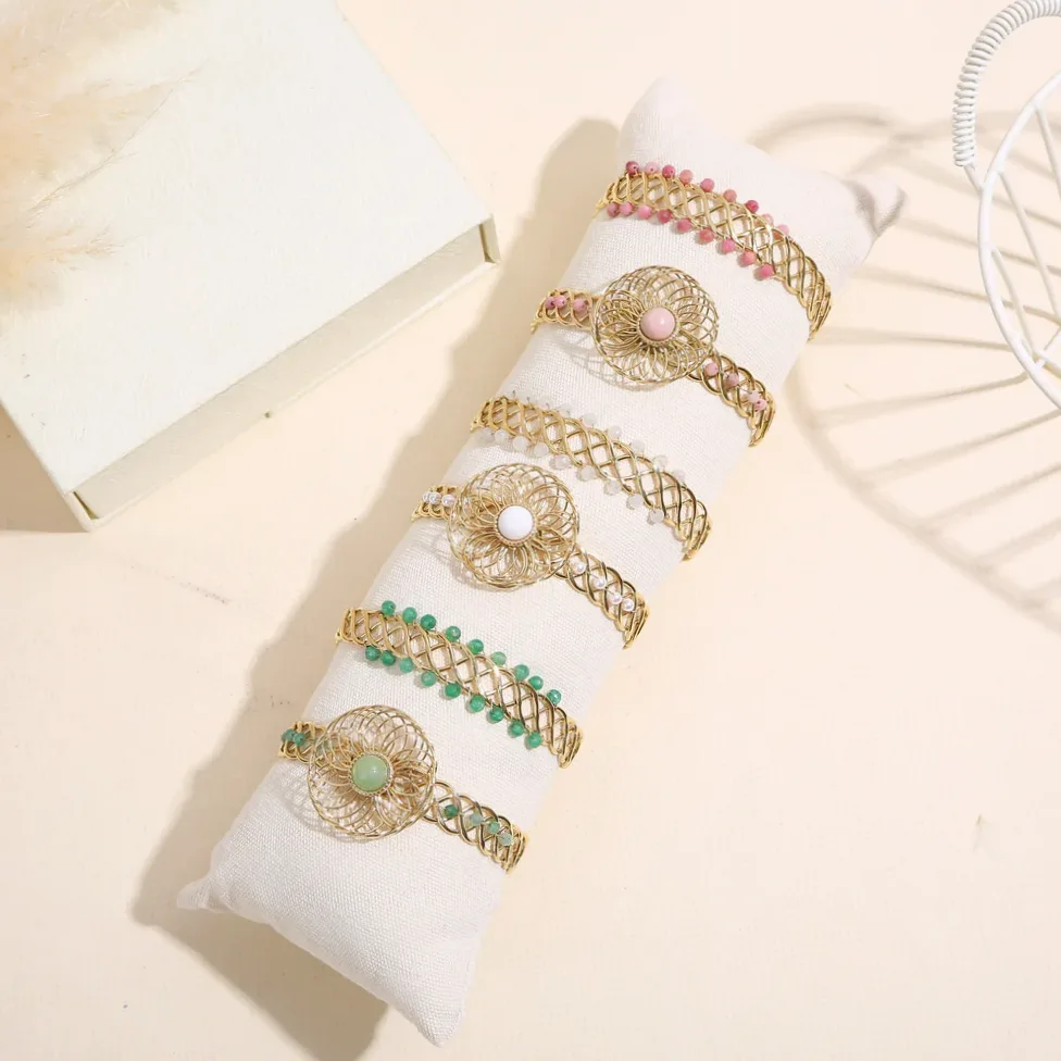 Lot de 6 manchettes tressée doré avec perles colorés