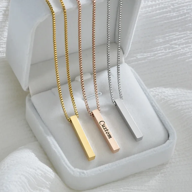 Pendentif carré acier gravé nom & date personnalisable — vue 4 — Gemzara
