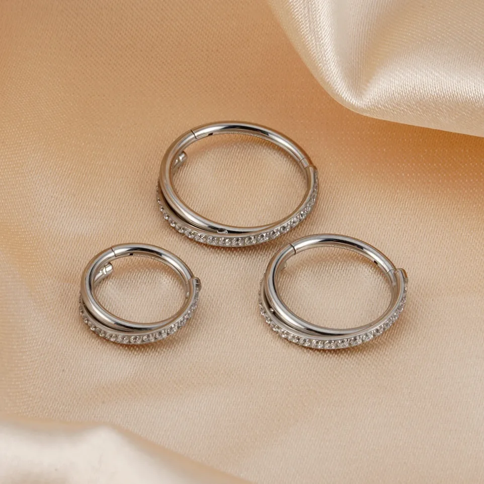 Boucles d'oreilles sans couture articulées en titane de qualité porté à l’oreille