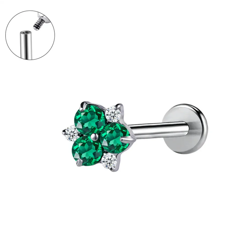 Piercing titanio flor verde y strass blancos puesto en la oreja