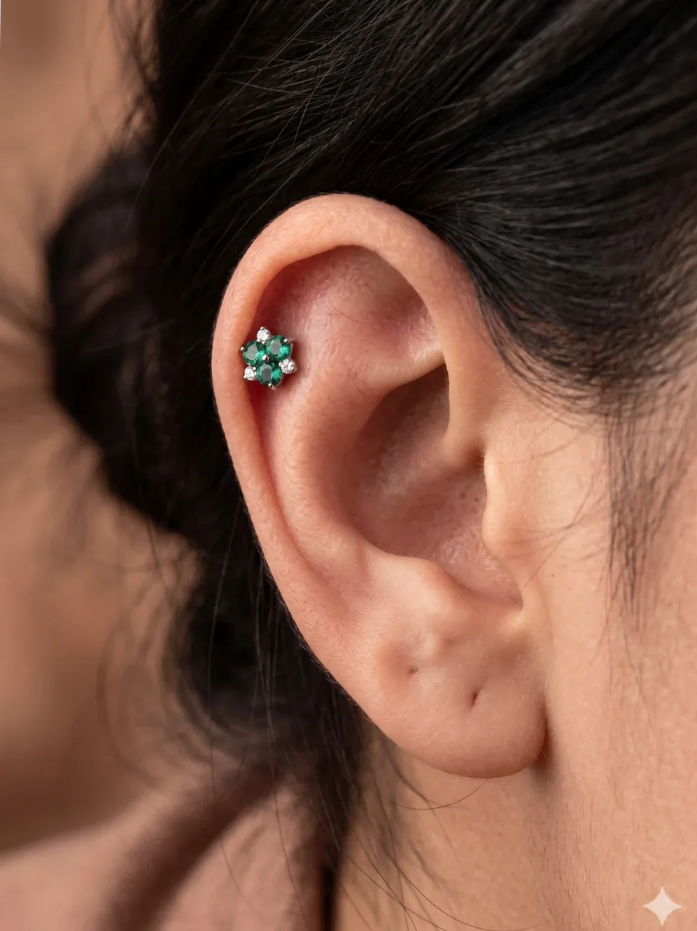 Piercing titânio flor verde com strass brancos delicado