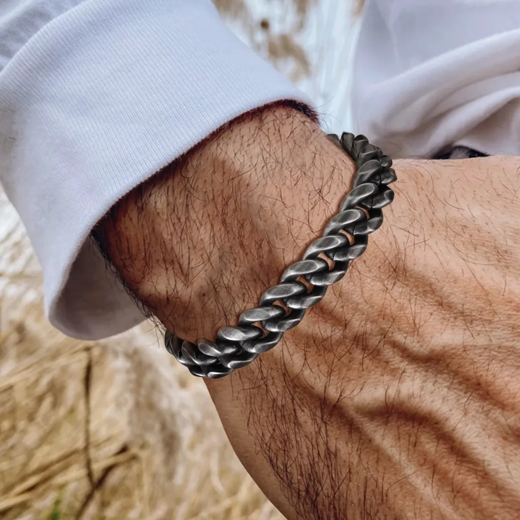 Vnox kubai acél karkötő férfiaknek – vastag ékszer, 8/10 mm csuklón viselve